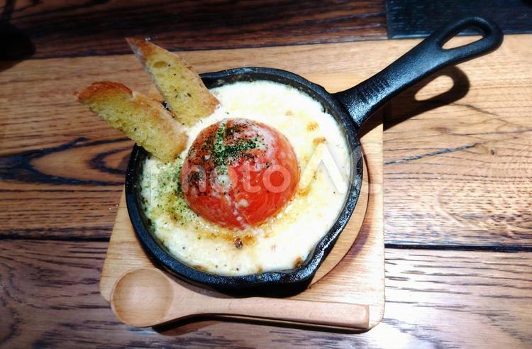 まるごとトマトのチーズ焼き トマト,まるごと,フードの写真素材
