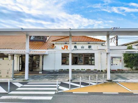 JR関西本線「亀山駅」の駅舎と駅前広場 亀山駅,完済本線,駅舎の写真素材