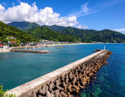 防波堤のある美しい港町 防波堤のある美しい港町の写真
