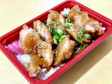スーパーで買った出来合いの鳥飯 スーパーで買った出来合いの鳥飯 鶏肉,ご飯,唐揚げの写真素材