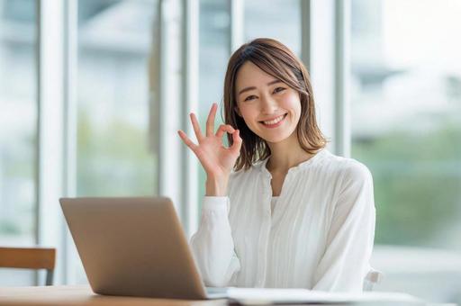 OKサインをするビジネス女性 OKサインをするビジネス女性の写真