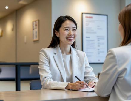 受付の女性の写真