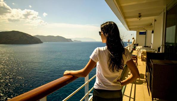 外を眺める女性 外を眺める女性の写真