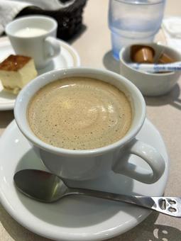 カフェでコーヒータイム カフェでコーヒータイム コーヒー,カフェラテ,喫茶店の写真素材