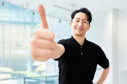 いいね!のポーズをする男性ビジネスマン いいね!のポーズをする男性ビジネスマン 男性,いいね,指の写真素材