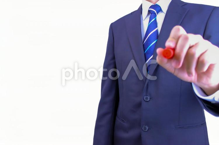 赤いペンで何かを書くビジネスマン ビジネス,男性,人の写真素材