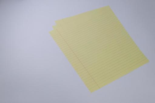 重ねた黄色い罫線用紙 重ねた黄色い罫線用紙の写真