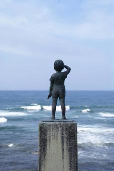 海を見つめる少年の銅像 海を見つめる少年の銅像 少年,銅像,像の写真素材