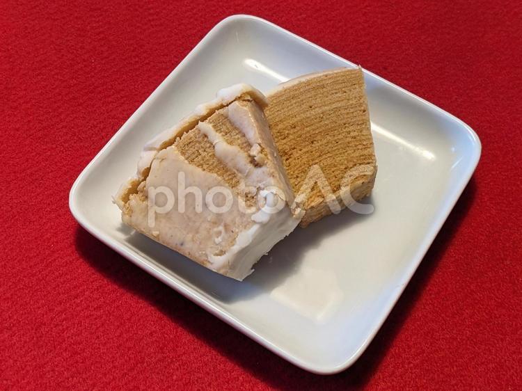 白磁の角皿に載った小さなバウムクーヘン 洋菓子,焼き菓子,スイーツの写真素材