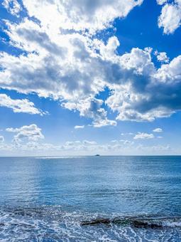 海から望む青い空と白い雲 海,空,雲の写真素材
