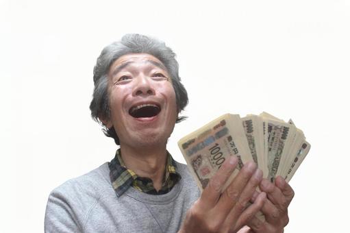 大金を持つシニア男性 シニア,シニア男性,シニアサラリーマンの写真素材