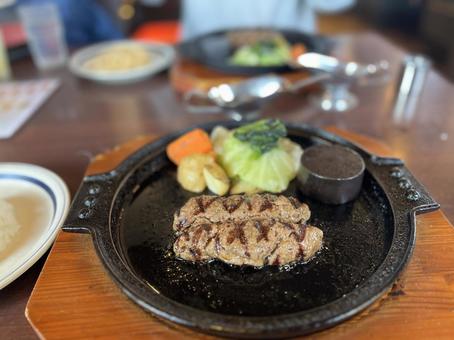 俵形ハンバーグ ハンバーグ,俵形,焼きたての写真素材