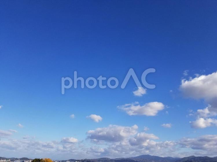青空と街並み 空,晴天,晴れの写真素材