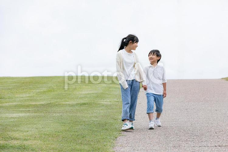 丘の上を笑顔で歩く子ども 子ども,笑顔,歩くの写真素材