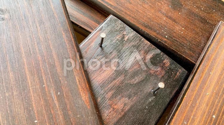 剥き出しの釘と木材表面 釘,木材,剥き出しの写真素材