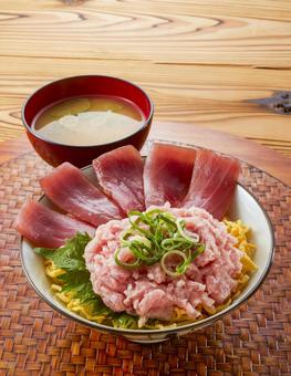 トロ鉄火丼 味噌汁付き トロ鉄火丼 味噌汁付き トロ鉄火丼,定食,マグロの写真素材