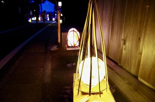 夜道を照らす行灯と幻想的な街並み 夜道を照らす行灯と幻想的な街並み 行灯,和風,灯りの写真素材