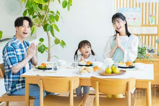 ダイニングで食事する家族 ダイニングで食事する家族 家族,笑顔,食卓の写真素材