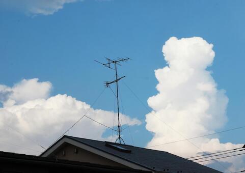 テレビアンテナと青空 テレビアンテナ,青空,雲の写真素材