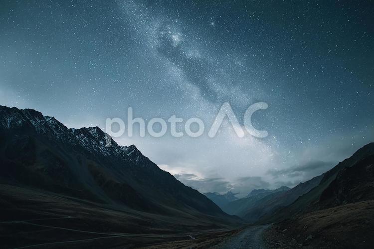 星空の下、天の川が輝く山岳地帯 ヒマラヤ,山岳,山脈の写真素材
