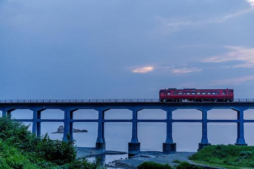 山陰　惣郷川橋梁　夕暮れ 山陰,惣郷川橋梁,夕日の写真素材
