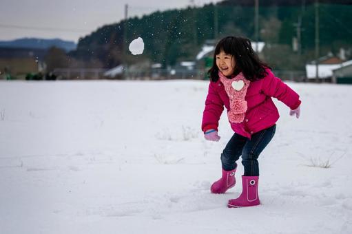 雪合戦をする子供 冬,子供,幼児の写真素材