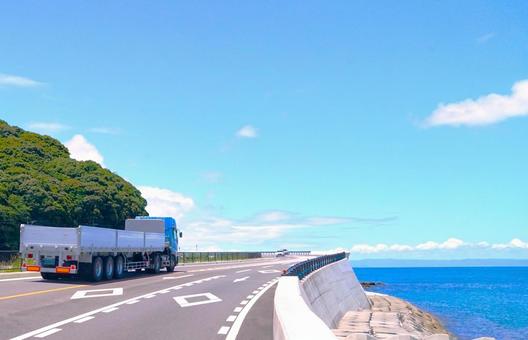 青空、海、シーサイドロード 青空、海、シーサイドロード トラック,海岸通り,海の写真素材