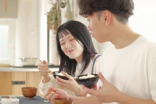 幸せそうに食事をする若いカップル 幸せそうに食事をする若いカップル 笑顔,幸せ,新婚の写真素材