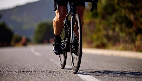 ロードレース 自転車 道路を走る選手 ロードレース 自転車 道路を走る選手 の写真