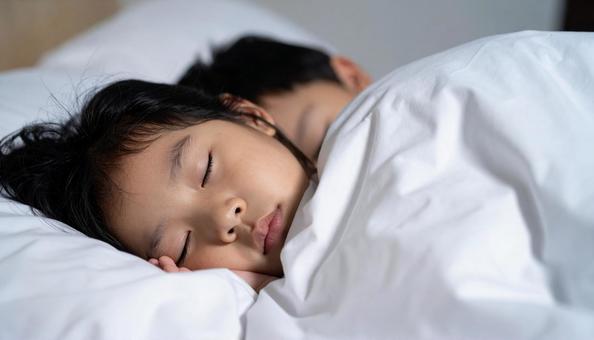 お泊り保育で一緒に眠る園児たち お泊り保育で一緒に眠る園児たちの写真