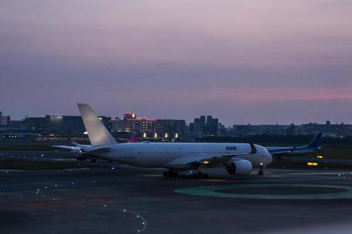 夜の気配、空港にしのび寄る 飛行機,航空機,旅客機の写真素材
