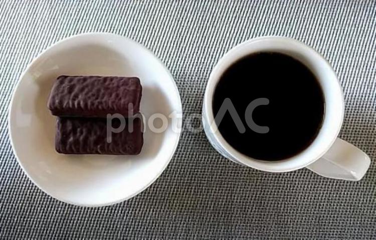 コーヒーとチョコレート菓子ティムタム コーヒー,チョコレート菓子,ティムタムの写真素材