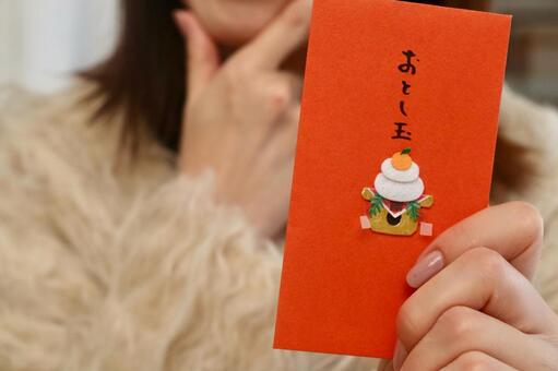 お年玉袋を持つ女性 お年玉,ポチ袋,お年玉袋の写真素材