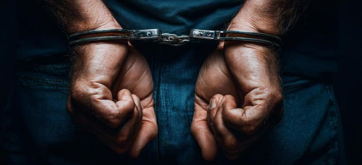 逮捕された男性の緊迫した瞬間 逮捕された男性の緊迫した瞬間の写真