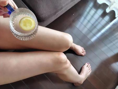 レモン水を持つ女性 レモン水を持つ女性 レモン,足元,手元の写真素材