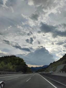 雲と道路の写真