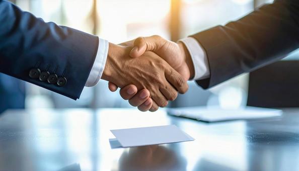 握手するビジネスマンの手元の写真