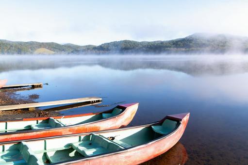 深い朝霧が静かに漂う塘路湖の水面とカヌー 朝霧,早朝,幻想的の写真素材