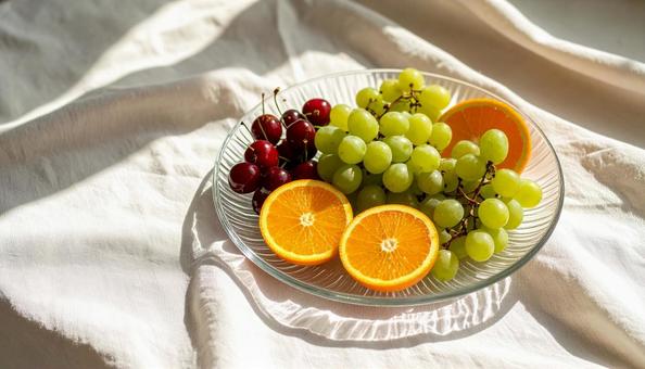 爽やかフルーツと白いリネンの写真