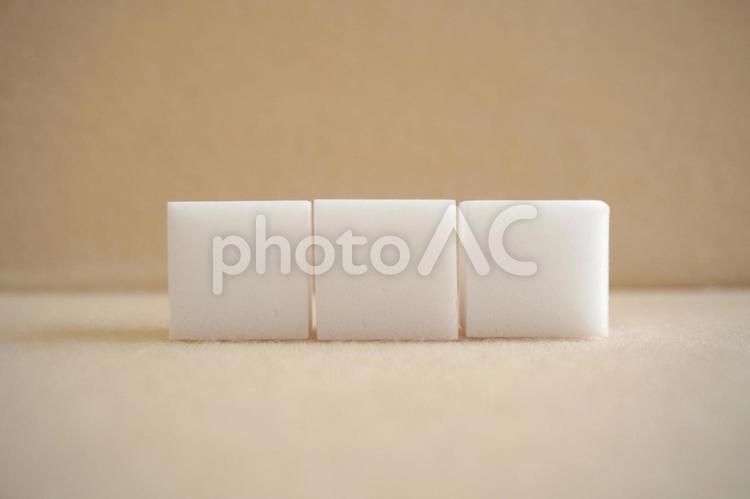 白いブロックと電卓（3文字） ビジネス,ブログ,ブロックの写真素材