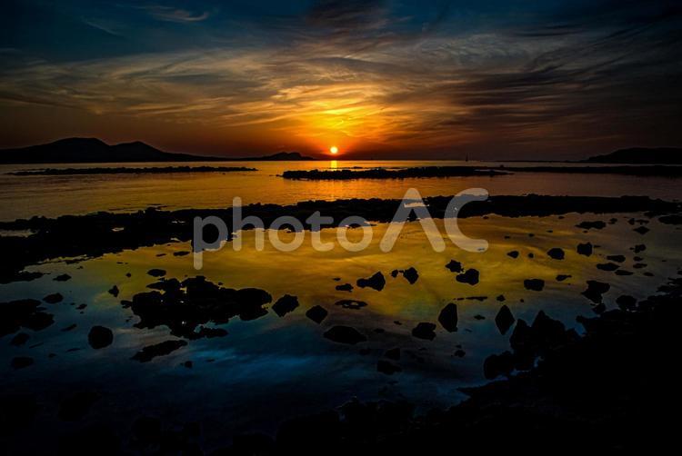 ※＜五島＞夜明けの富江キャンプ村 海,リフレクション,夜明けの写真素材
