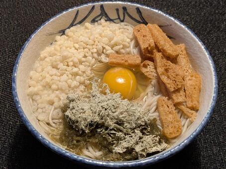小雪過ぎの木曜日の朝に食べたかけうどん うどん,田奈うどん,生卵の写真素材
