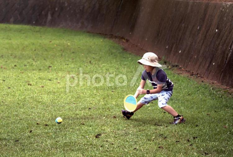 R＜素材＞公園でボール遊びをする男の子 子供,ラケット,テニスの写真素材