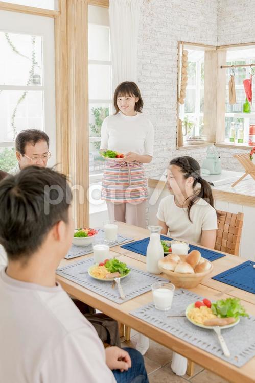 3世代家族・三世代家族　食事 三世代家族,3世代家族,家族の写真素材
