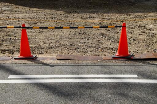 更地に置かれた三角コーンとコーンバー 工事,工事現場,道路の写真素材