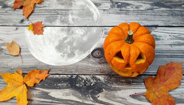 木目調背景の10月 ハロウィンイメージの写真