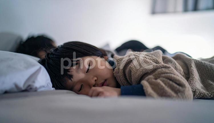 お泊り保育で一緒に眠る園児たち お泊り保育,お泊り会,子供の写真素材