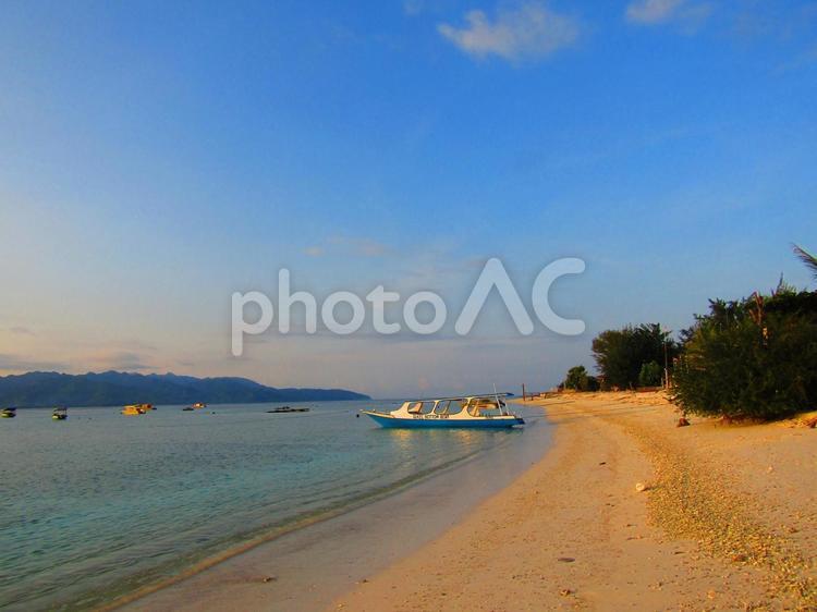 南の島　朝のビーチ散歩 ビーチ,海,砂の写真素材