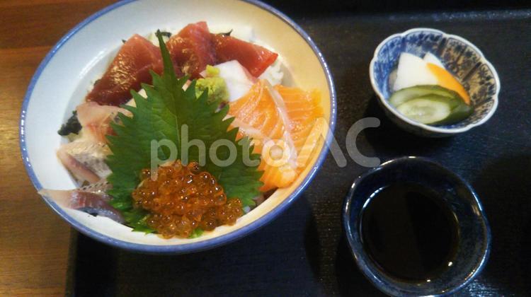 品数多い海鮮丼 グルメ,食べ物,食物の写真素材