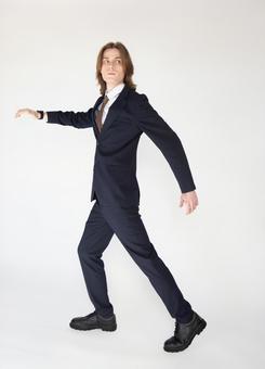 歩くポーズで振り向くスーツの男性 男性,外国人,欧米人の写真素材